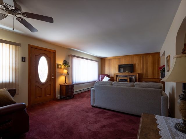 7 Hopedale Drive, West Warwick, RI 02893