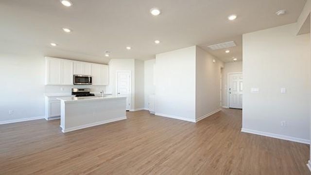 1228 E Stallion Lane, Mustang, OK 73064