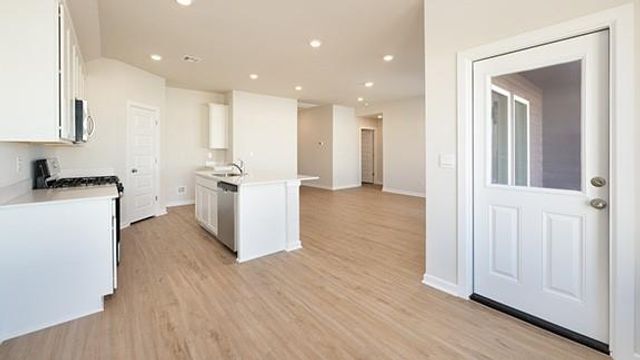 1228 E Stallion Lane, Mustang, OK 73064