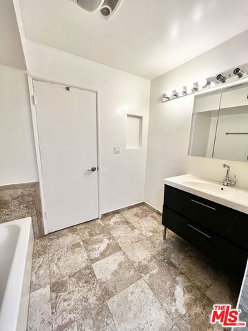 9221 Charleville Boulevard B, Beverly Hills, CA 90212