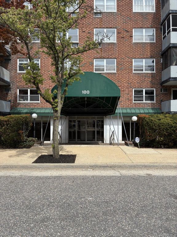 100 Lincoln Avenue 14-A, Mineola, NY 11501