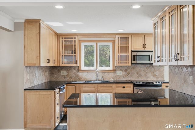 32 Meadowgate Street, Wethersfield, CT 06109