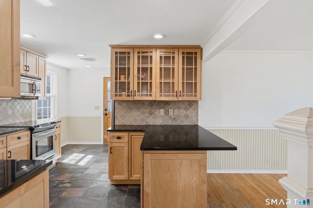 32 Meadowgate Street, Wethersfield, CT 06109