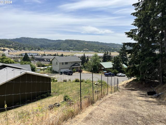 130 Nw MAKAH Ct, Roseburg, OR 97470