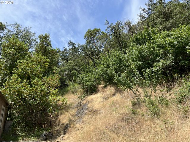 130 Nw MAKAH Ct, Roseburg, OR 97470