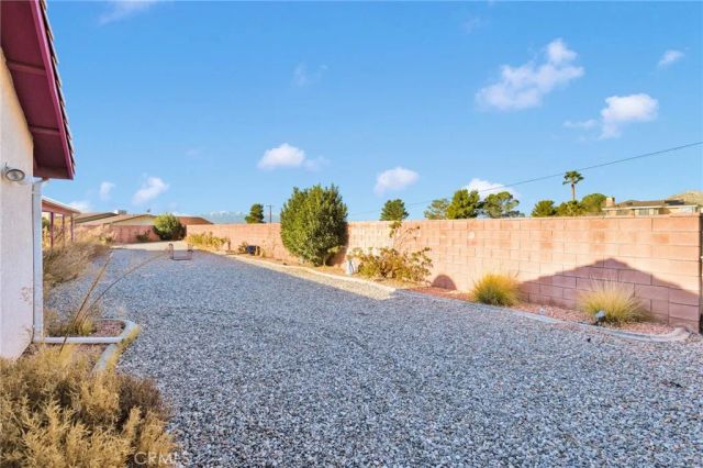 16460 Malahat Road, Apple Valley, CA 92307