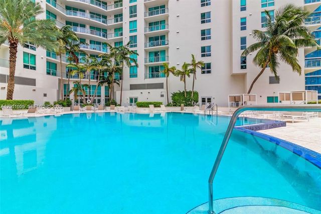 300 S Biscayne Blvd T-3004, Miami, FL 33131