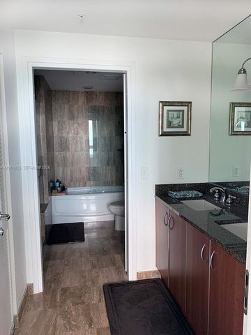 300 S Biscayne Blvd T-3004, Miami, FL 33131