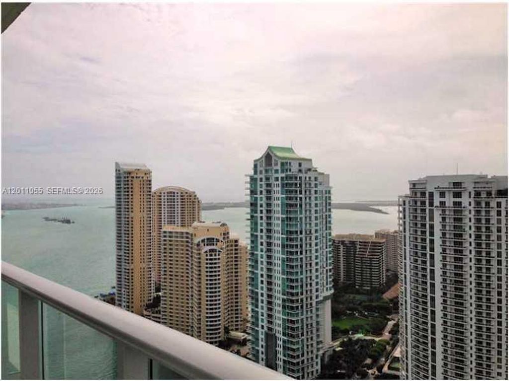 300 S Biscayne Blvd T-3004, Miami, FL 33131