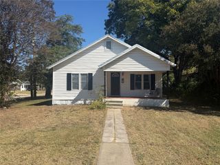 511 W Navasota Street, Groesbeck, TX 76642