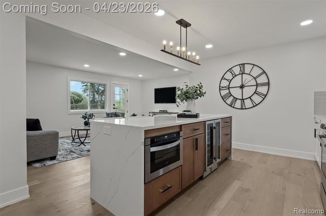 6800 Crestway Drive, Bloomfield Hills, MI 48301