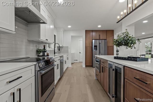 6800 Crestway Drive, Bloomfield Hills, MI 48301