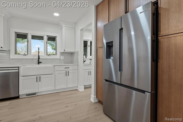 6800 Crestway Drive, Bloomfield Hills, MI 48301