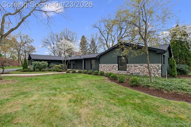 6800 Crestway Drive, Bloomfield Hills, MI 48301