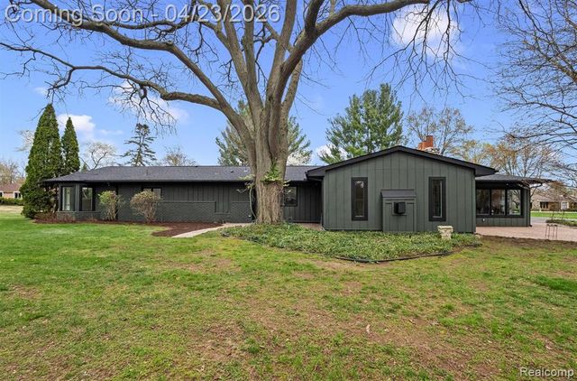 6800 Crestway Drive, Bloomfield Hills, MI 48301