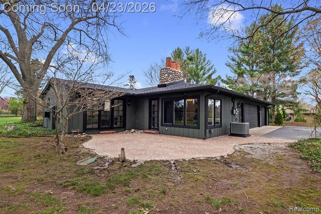 6800 Crestway Drive, Bloomfield Hills, MI 48301