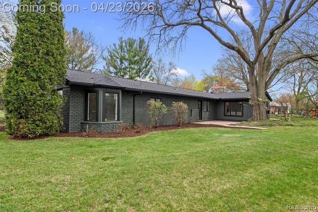 6800 Crestway Drive, Bloomfield Hills, MI 48301