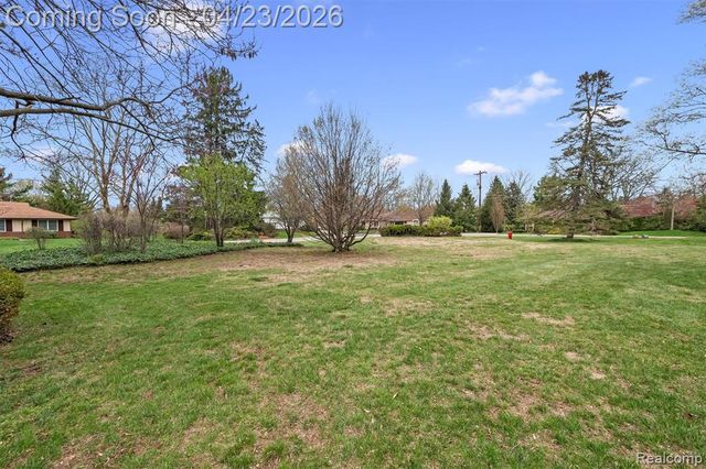 6800 Crestway Drive, Bloomfield Hills, MI 48301