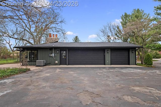 6800 Crestway Drive, Bloomfield Hills, MI 48301