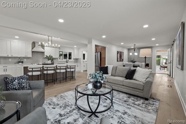 6800 Crestway Drive, Bloomfield Hills, MI 48301