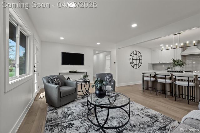 6800 Crestway Drive, Bloomfield Hills, MI 48301