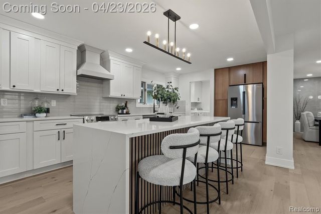 6800 Crestway Drive, Bloomfield Hills, MI 48301