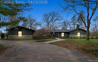 6800 Crestway Drive, Bloomfield Hills, MI 48301