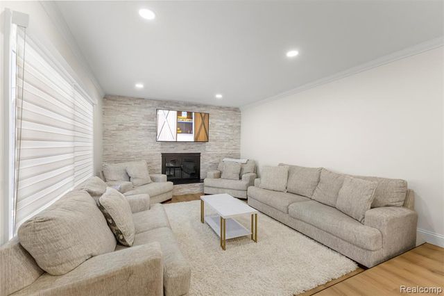 27020 Havelock Drive, Dearborn Heights, MI 48127