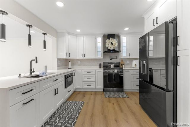 27020 Havelock Drive, Dearborn Heights, MI 48127