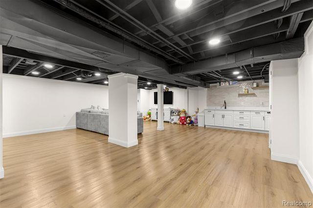 27020 Havelock Drive, Dearborn Heights, MI 48127