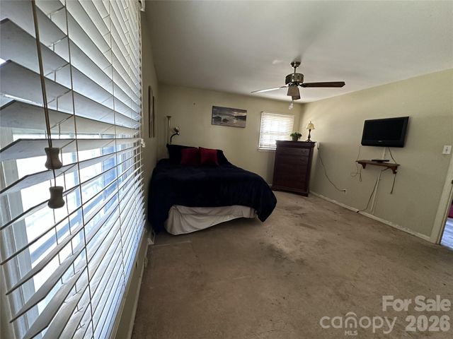 6120 Farm Pond Lane, Charlotte, NC 28212