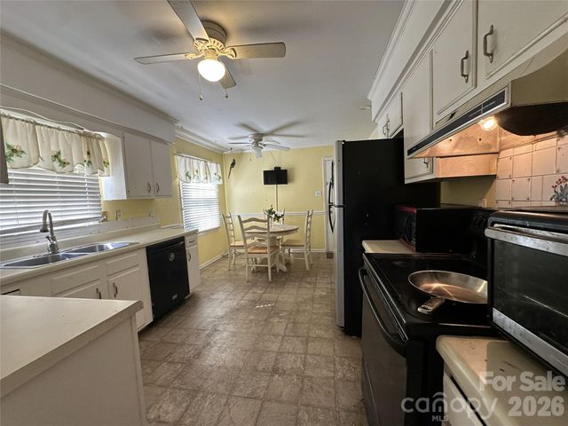 6120 Farm Pond Lane, Charlotte, NC 28212