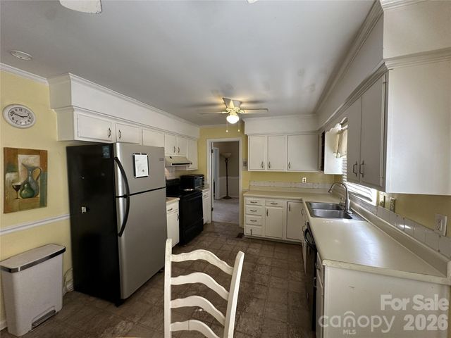 6120 Farm Pond Lane, Charlotte, NC 28212