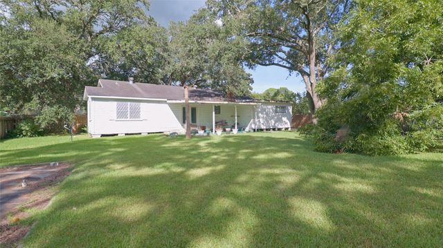1303 Lake Road, La Marque, TX 77568