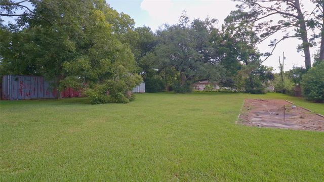 1303 Lake Road, La Marque, TX 77568