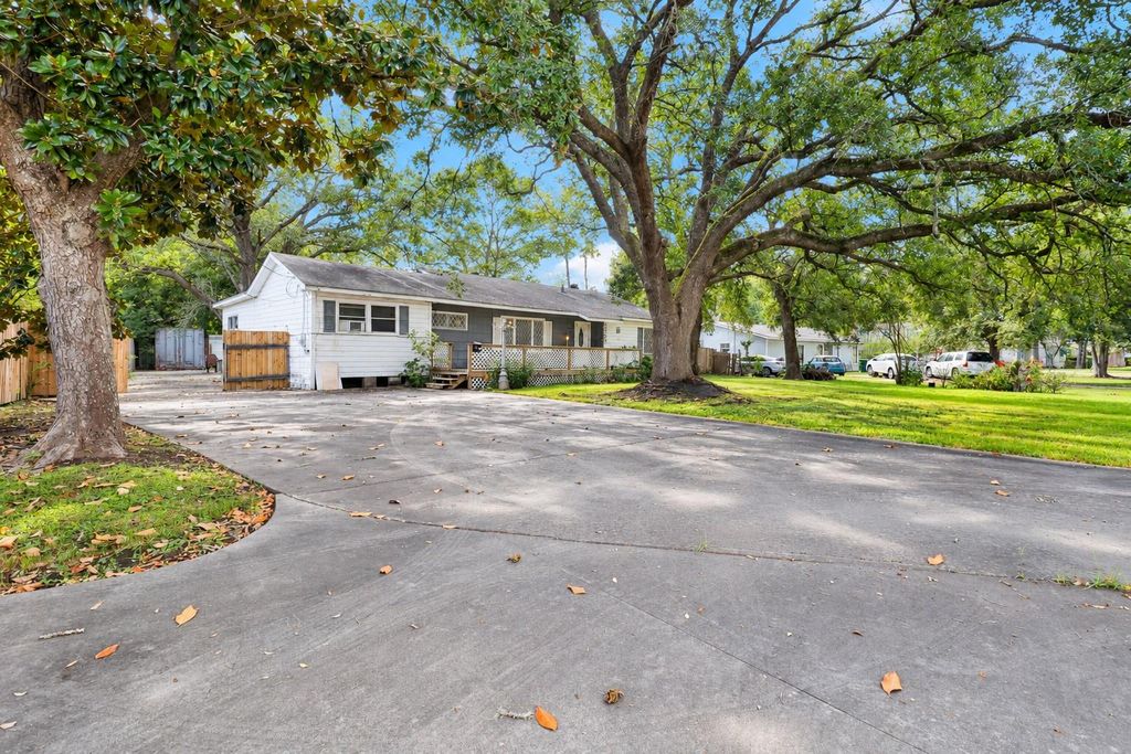 1303 Lake Road, La Marque, TX 77568