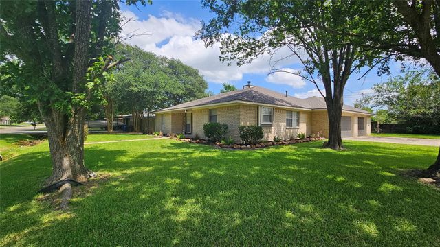 2402 Heather Street, Highlands, TX 77562