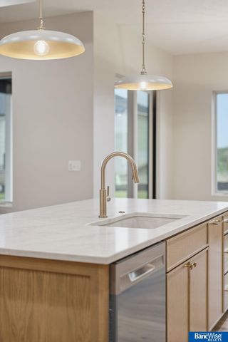 8015 S 43 Street, Lincoln, NE 68516