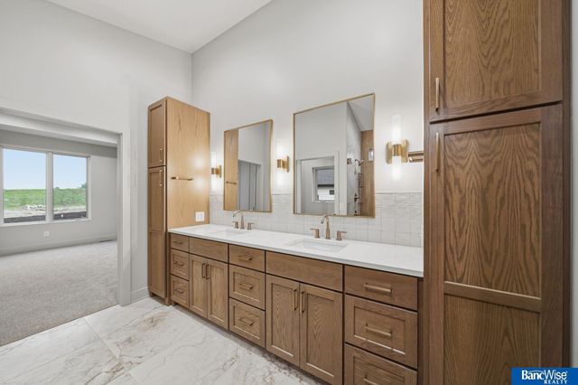 8015 S 43 Street, Lincoln, NE 68516