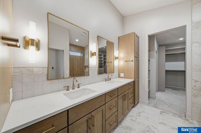 8015 S 43 Street, Lincoln, NE 68516