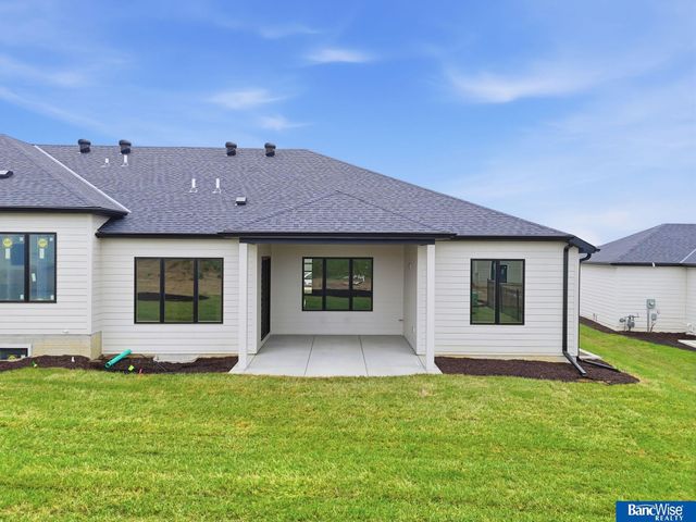 8015 S 43 Street, Lincoln, NE 68516