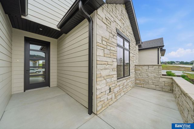 8015 S 43 Street, Lincoln, NE 68516