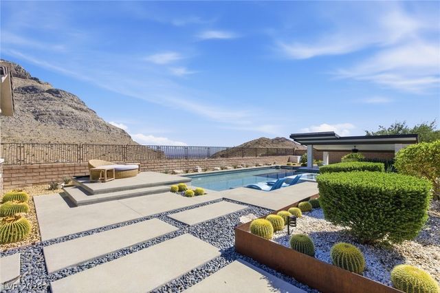 11200 Luna Blanca Drive, Las Vegas, NV 89138