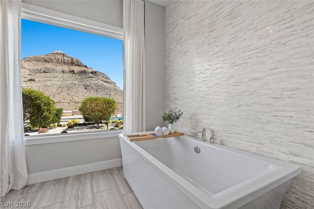 11200 Luna Blanca Drive, Las Vegas, NV 89138