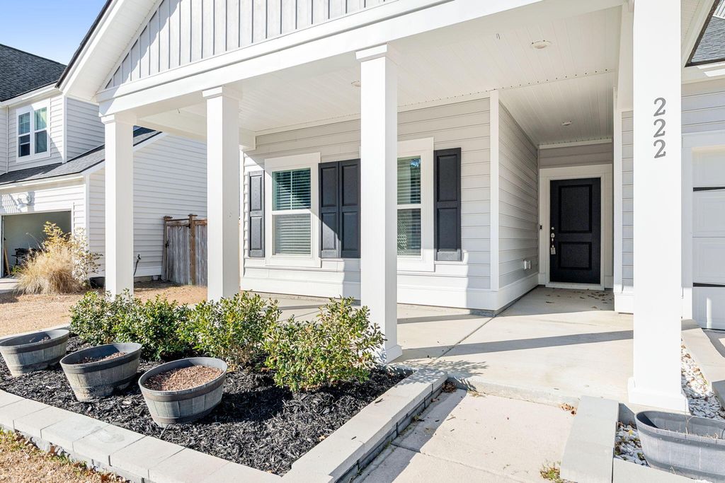Image 2 of property listing at 222 Woodland Oak Way, Summerville, SC 29485