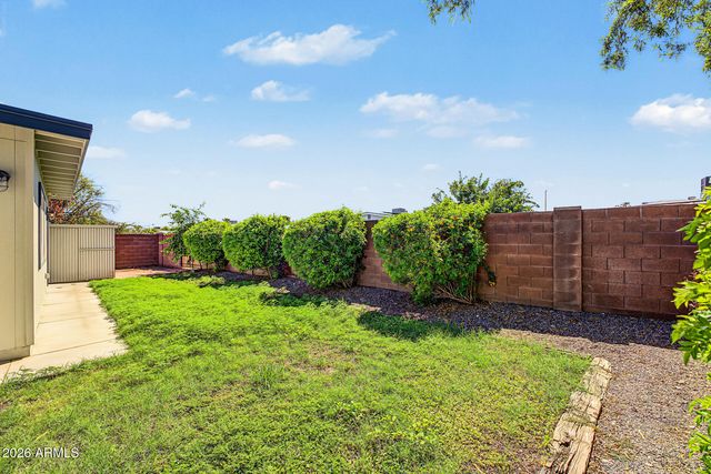 2301 E LAUREL Lane, Phoenix, AZ 85028