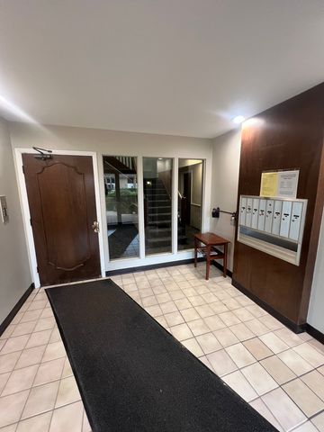 476 Raintree Court 2C, Glen Ellyn, IL 60137