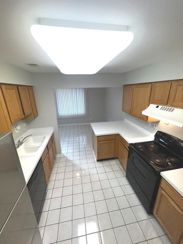 476 Raintree Court 2C, Glen Ellyn, IL 60137