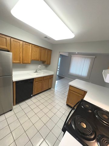 476 Raintree Court 2C, Glen Ellyn, IL 60137