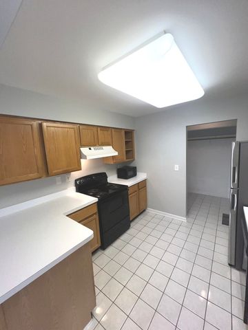 476 Raintree Court 2C, Glen Ellyn, IL 60137